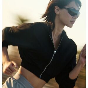 Alo Yoga sweet escape zip up hoodie cropped black Xs